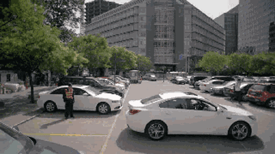 这个泊车黑科技，让女司机一键停车！任性锁车还能撒手不用管