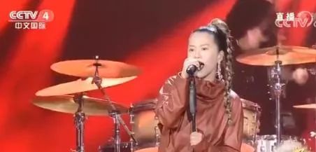 中秋晚会一曲改编版《敢问路在何方》将谭维维推上风口浪尖…..